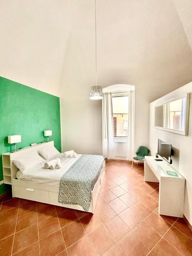 a bedroom with a bed and a green wall at BeB all'Ombra del Castello in Trani