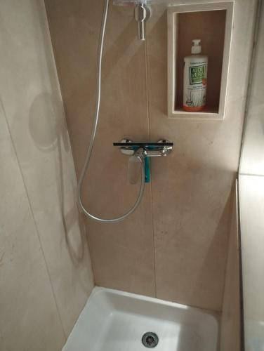 une douche dans une salle de bain avec un lavabo dans l'établissement Les Cèdres, aux Angles (Gard)