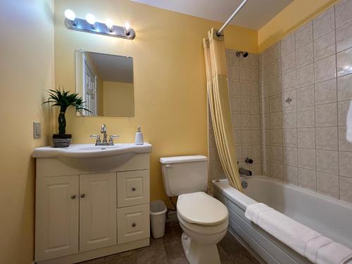 Ванная комната в Lee's Ocean Peek B & B