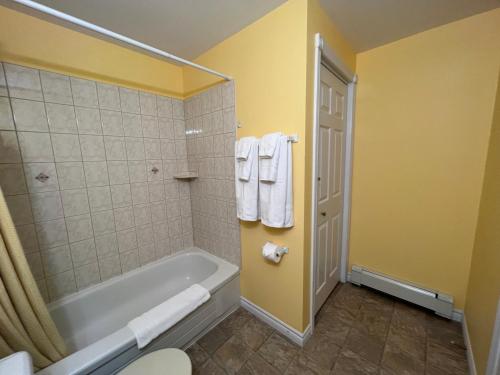 Ванная комната в Lee's Ocean Peek B & B