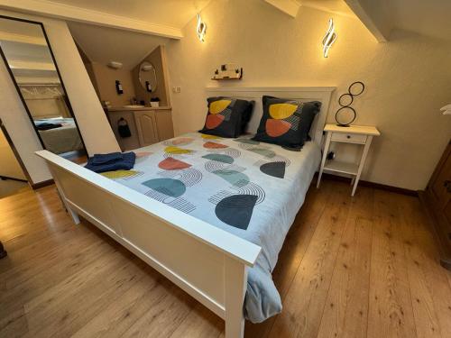 une chambre avec un grand lit avec des oreillers dessus dans l'établissement Appartement en duplex, à Nice