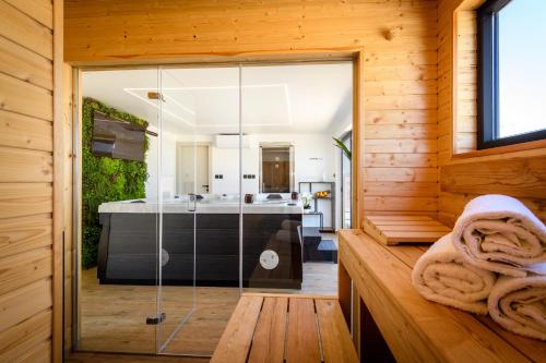 un bagno con doccia in vetro in una casa di legno di Modern Luxurious Villa with SPA-Adria Resort a Tisno (Stretto)