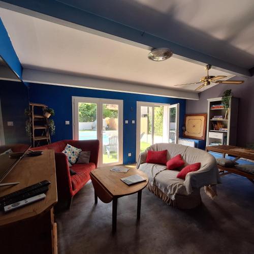 un salon avec un canapé et une table dans l'établissement Location au cœur de la Provence, à Lamanon