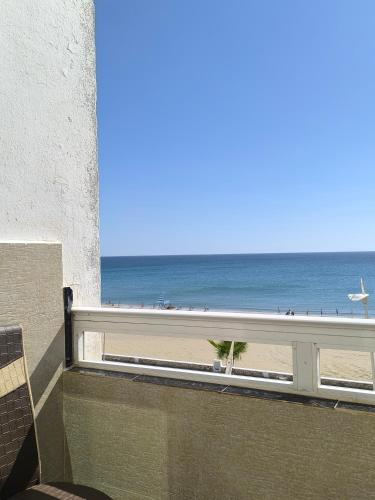 a balcony with a view of the beach at Appartement Spacieux et Accueillant avec Vue Panoramique sur la Mer in Martil