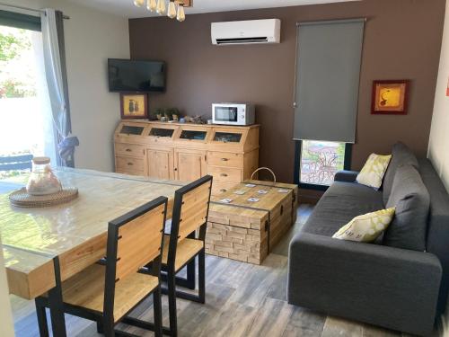 un salon avec une table et un canapé dans l'établissement Studio au pied du Luberon, à Caumont-sur-Durance