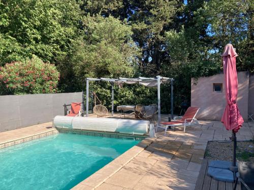 - une piscine gonflable dans l'établissement Studio au pied du Luberon, à Caumont-sur-Durance