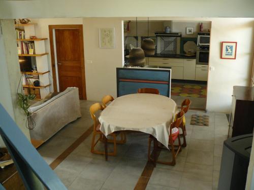 un salon avec une table et des chaises et une cuisine dans l'établissement Charmante maison de Valérie, à Frontignan