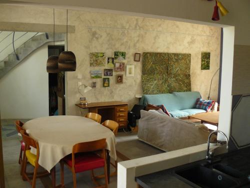 un salon avec une table et un canapé dans l'établissement Charmante maison de Valérie, à Frontignan