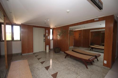 a room with a bench and a mirror in it at OZPED Flats Particulares Edifício Life Resort in Brasilia
