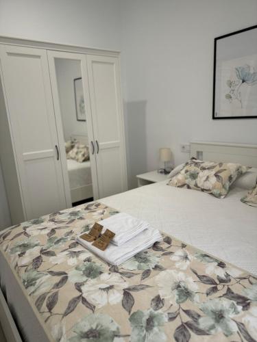 a bedroom with a bed with a dresser and a mirror at Alojamiento Baeza California 2A in Baeza