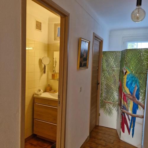 une salle de bain avec toilettes, lavabo et miroir dans l'établissement Le Jardin des Oliviers, à Apt