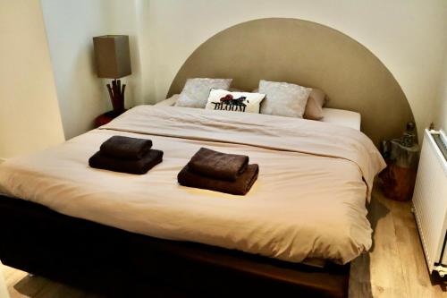 a large bed with two towels on top of it at Casa del Queso in Alkmaar