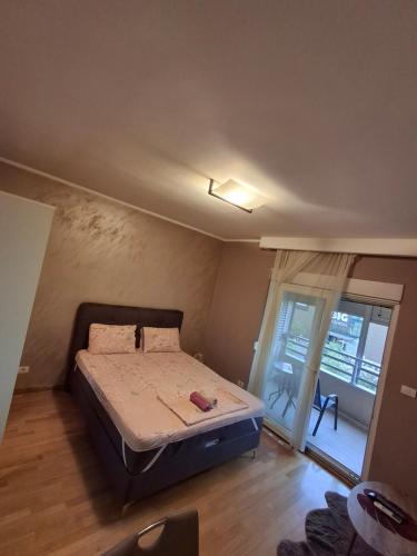 Ένα ή περισσότερα κρεβάτια σε δωμάτιο στο Apartman City Kvart Podgorica