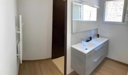 Koupelna v ubytování Gite de La Source - Villa privée avec piscine