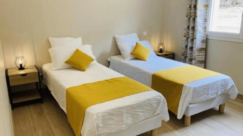 Postel nebo postele na pokoji v ubytování Gite de La Source - Villa privée avec piscine