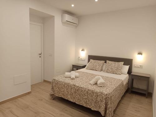 una camera da letto con un letto con due cuscini sopra di Casa Cantinero 2 - Parking Gratis ad Ardales