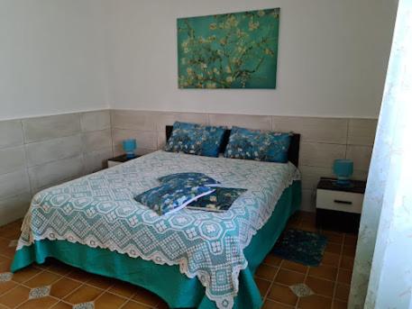 Un dormitorio con una cama con almohadas azules. en Villa Lilium, en Bari