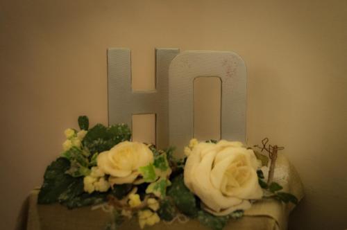 a letter h with flowers on top of a cake at Hotel Orsini in Caramanico Terme