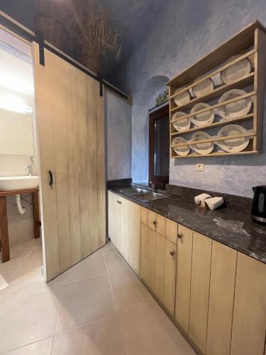 Vlychos Olympi Lodges - Chios Cozy Getawaysにあるキッチンまたは簡易キッチン