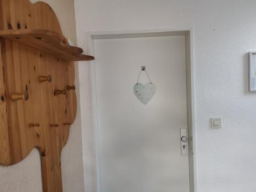 a door with a heart ornament on the wall at Ferienwohnung Grünberger Land in Grünberg