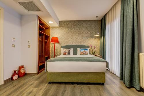 Sometimes Hotel Taksimにあるベッド
