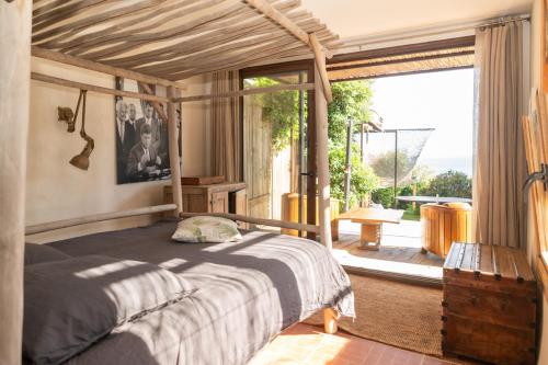 une chambre avec un lit et une grande fenêtre dans l'établissement Villa luxueuse en bord de mer, à La Seyne-sur-Mer