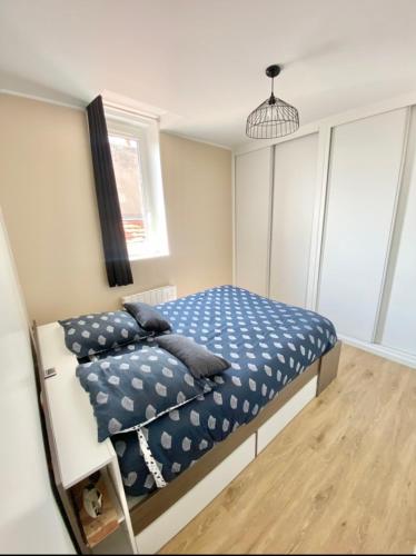 - une chambre avec un lit doté d'une couette bleue dans l'établissement Le Lumos - Chaleureux & Calme, à Riom