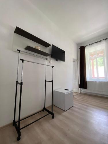 a stage in a room with a white wall at Casa Ama in Steierdorf