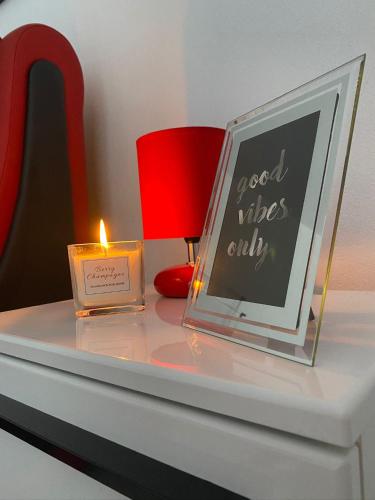 a table with a candle and a sign and a lamp at Casa Ama in Steierdorf