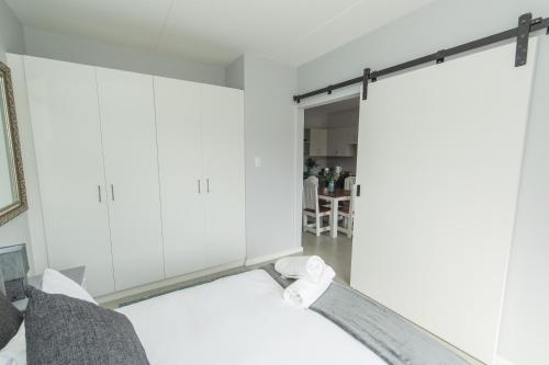 a bedroom with a bed with a sliding door at Jetsetter's Retreat Apartment in Hallack Rock