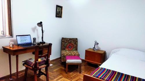 a bedroom with a desk and a bed and a chair at Habitación silenciosa Nº2 en Dpto Compartido in Cordoba