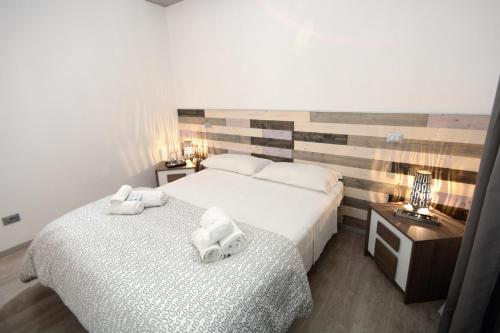 ローマにあるWhatsHouse Romaのベッドルーム1室(ベッド2台、タオル付)