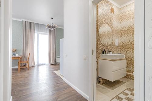 Ένα μπάνιο στο Apartment in the Heart of the Capital