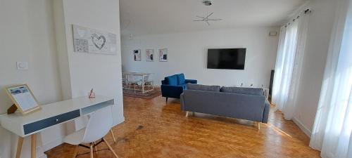 un salon avec un canapé et une télévision dans l'établissement Charmante maison proche Futuroscope CHU Centre ville, à Buxerolles