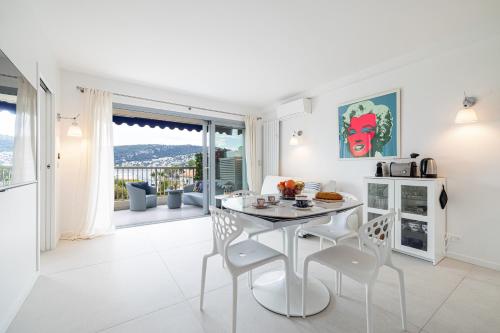 une cuisine et une salle à manger avec une table et des chaises dans l'établissement FEEL HOME - GRASSEUIL, à Saint-Jean-Cap-Ferrat