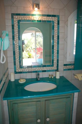 a bathroom with a sink and a mirror at B&B Val D'azur in Carqueiranne