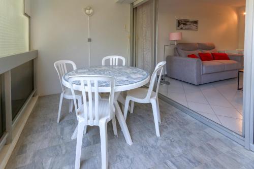 - un salon avec une table et des chaises dans l'établissement Studio in Antibes with AC Terrace & Pool - BENAKEY, à Antibes