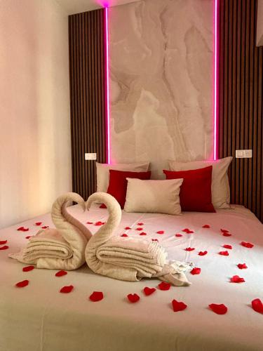Ein Bett oder Betten in einem Zimmer der Unterkunft Intimate Escape - Seaside - Spa Bath - WIFI - AC