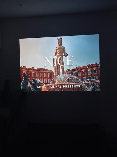 ein Bild einer Statue vor einem Gebäude in der Unterkunft Intimate Escape - Seaside - Spa Bath - WIFI - AC in Nizza