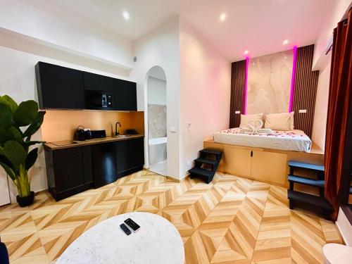 ein kleines Zimmer mit einem Bett und einer Küche in der Unterkunft Intimate Escape - Seaside - Spa Bath - WIFI - AC in Nizza