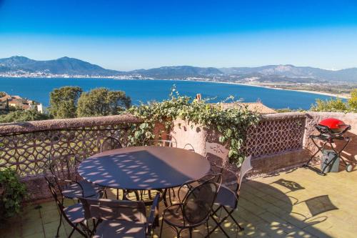 Villa avec vue de rêve sur la baie d'Ajaccio et les Sanguinaires à Porticcio pour 8 personnes