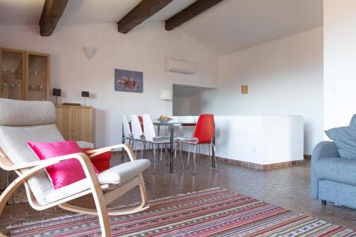 - un salon avec des chaises et une table à manger dans l'établissement Villa avec vue de rêve sur la baie d'Ajaccio et les Sanguinaires à Porticcio pour 8 personnes, à Porticcio