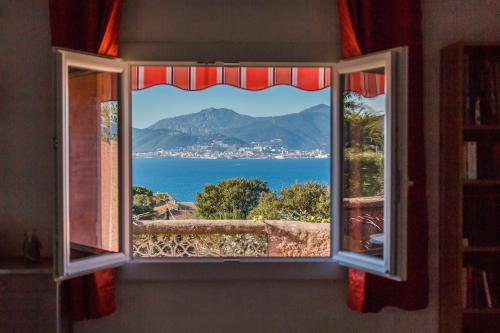 une fenêtre avec vue sur l'océan dans l'établissement Villa avec vue de rêve sur la baie d'Ajaccio et les Sanguinaires à Porticcio pour 8 personnes, à Porticcio