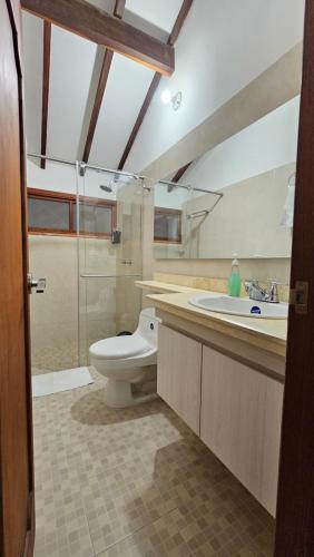 a bathroom with a toilet and a sink at La Casa del Diseñador in Barichara