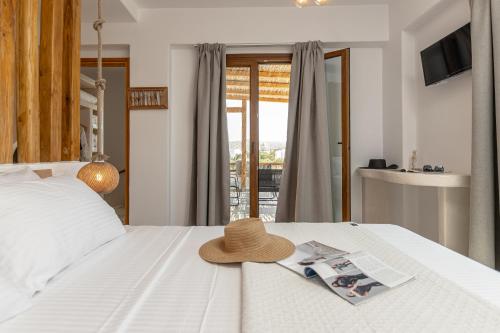Giường trong phòng chung tại Naxos Beachwalk Villa Plaka