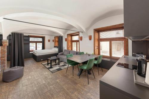 Una cocina y una sala de estar con una mesa y un sofá. en Aroma apartments, en Liubliana