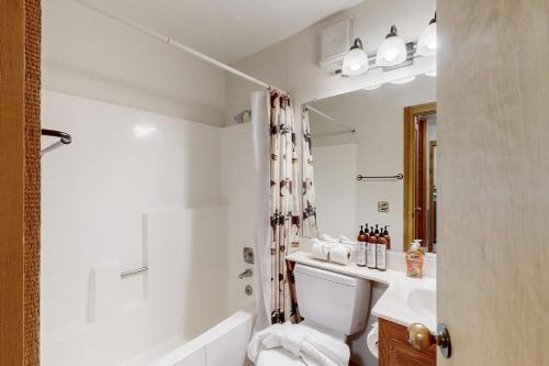 Un baño con bañera, inodoro y lavabo. en Rocky Point Charms, en Truckee