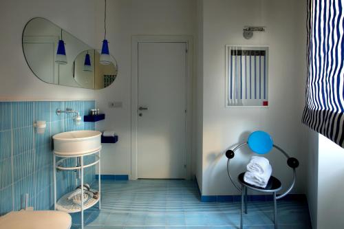 un bagno con lavandino e specchio di Galleria Port'Alba - Suites & Rooftop a Napoli