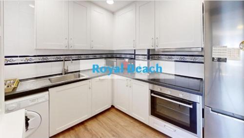 Dapur atau dapur kecil di ROYAL BEACH - Appartment with sea view & terrace