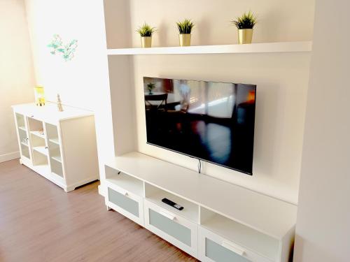 Televisyen dan/atau pusat hiburan di ROYAL BEACH - Appartment with sea view & terrace